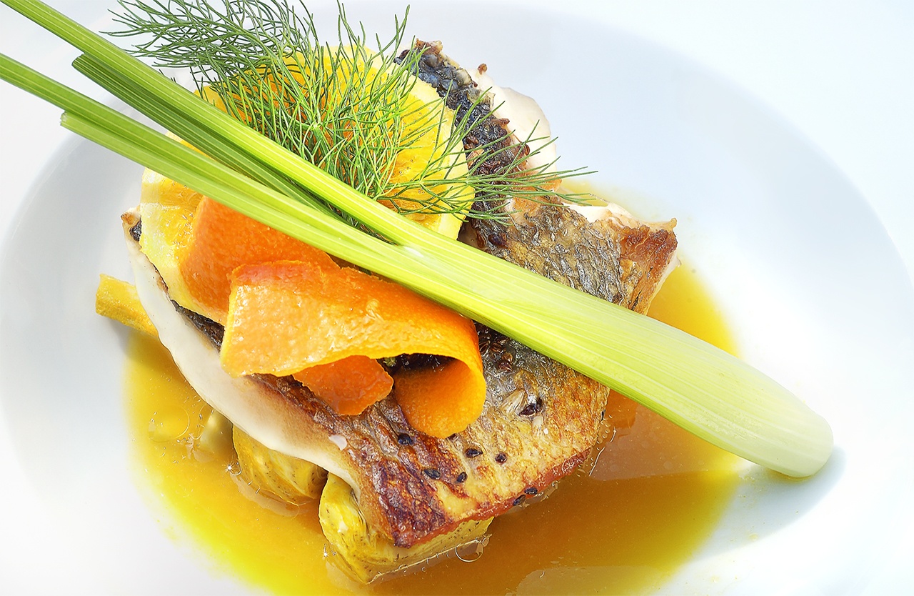 photo culinaire d'une assiette de poisson