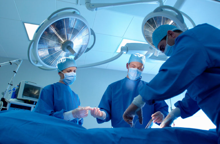 photo d'une équipe de chirurgiens au bloc opératoire