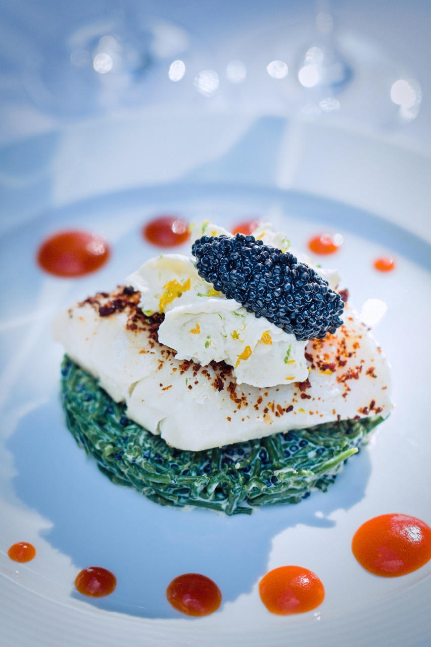 photo culinaire d'une assiette de poisson sur salicornes