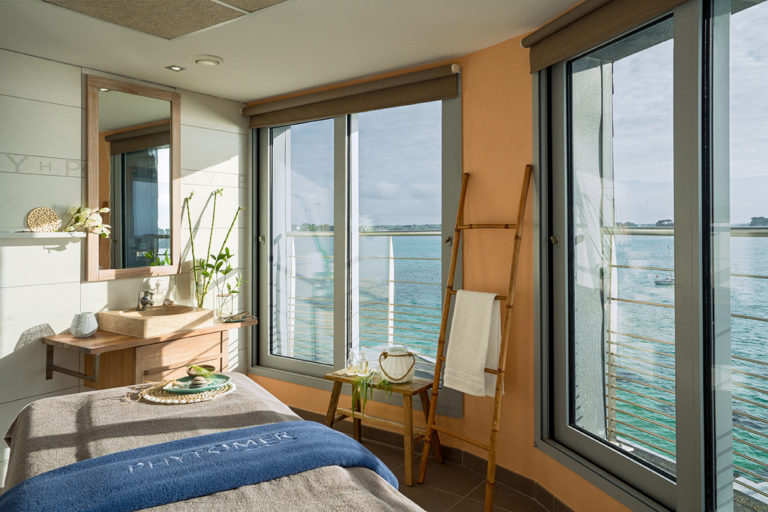 Photo d'une cabine de soin en thalasso avec vue sur mer