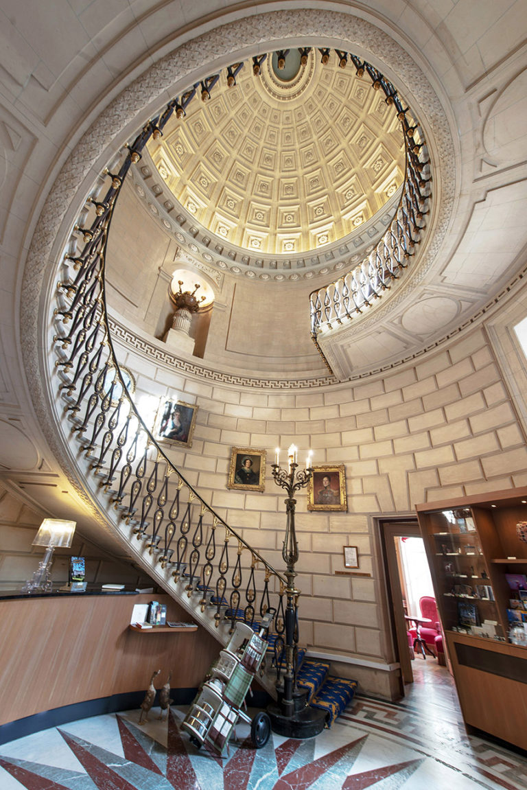 photo de l'escalier au chateau Colbert
