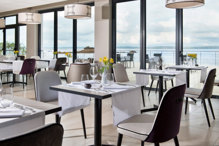 photo d'un restaurant vue sur mer en Bretagne