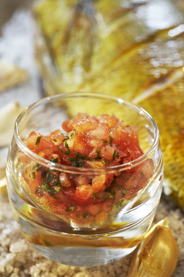 photo culinaire tomate, fines herbes et poisson