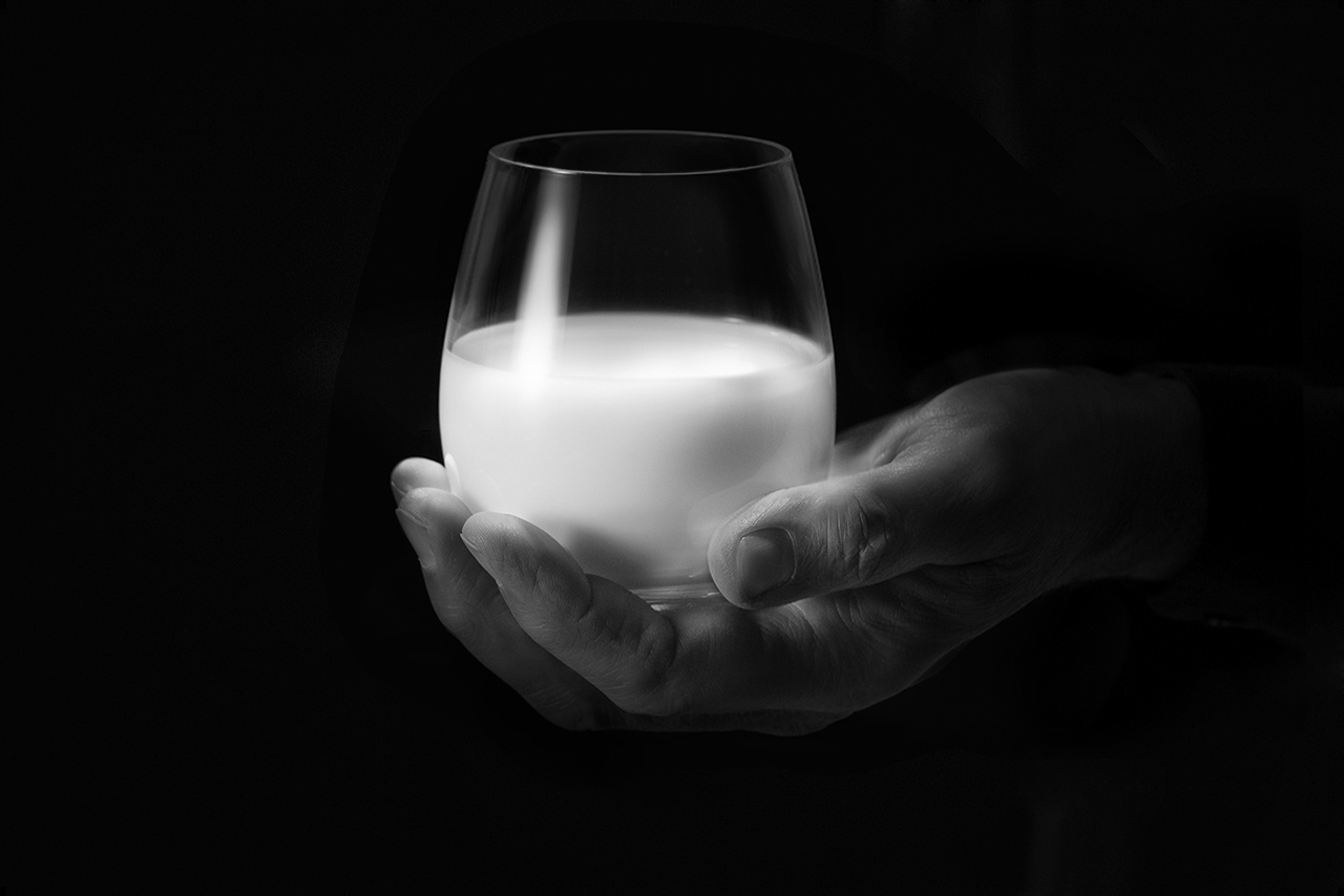 photo culinaire d'un verre de lait dans une main, Lactalis