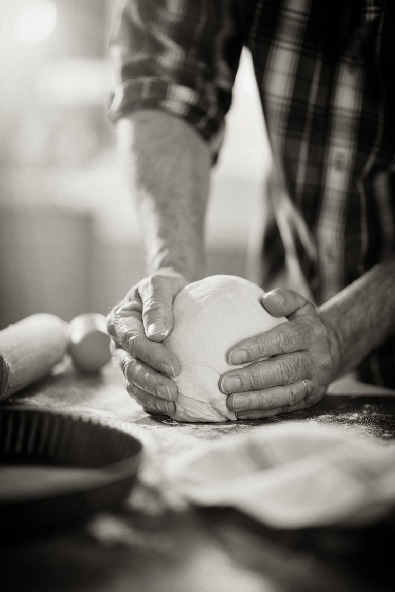photo de métiers, mains d'un boulanger au travail