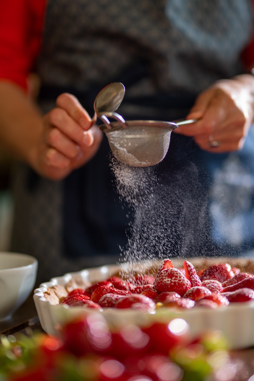 gros plan lifestyle du sucre sur une tarte au fraises