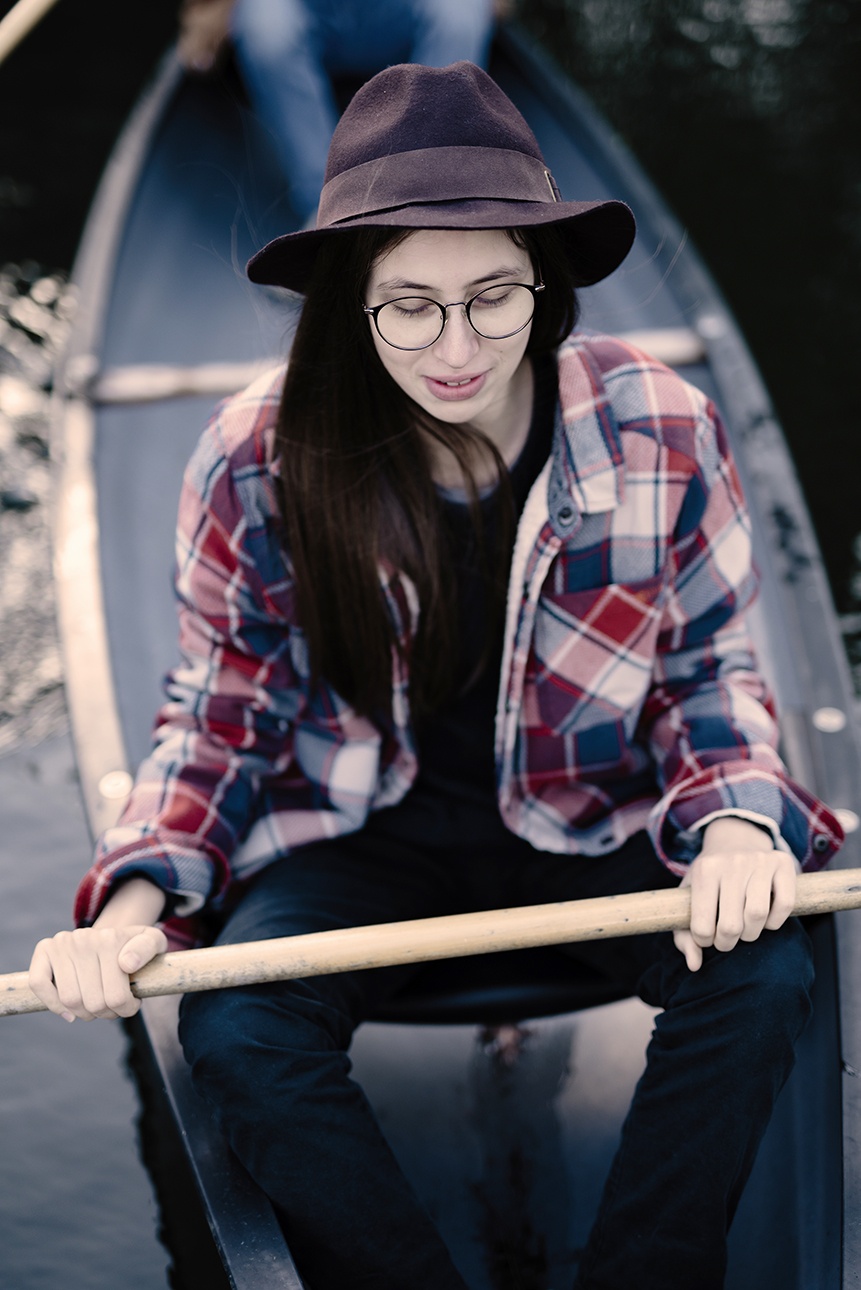 Portrait d'une jeune femme dans un canoé