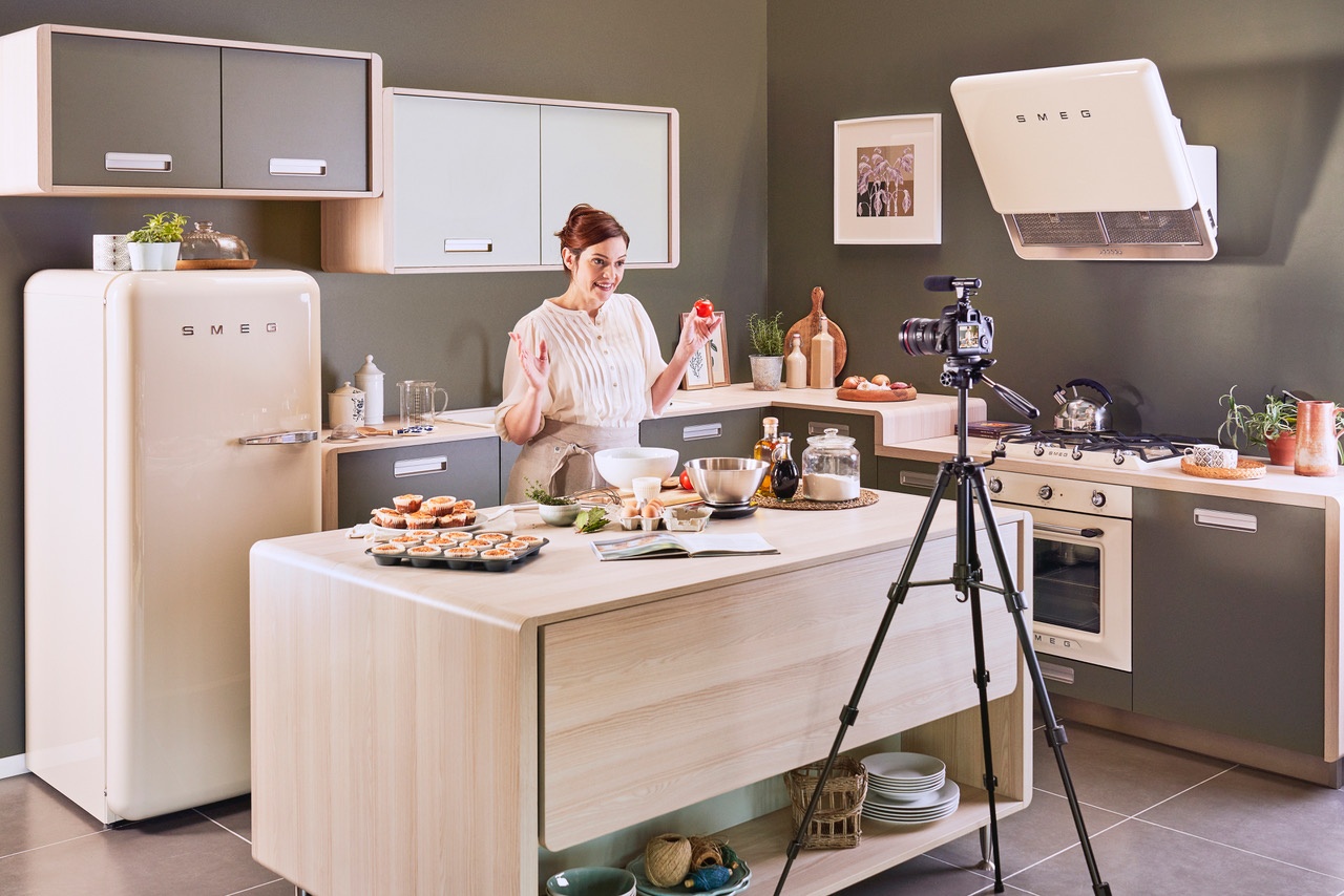 Photo lifestyle d'une blogueuse dans sa cuisine Comera par Philippe Marchand Photographe